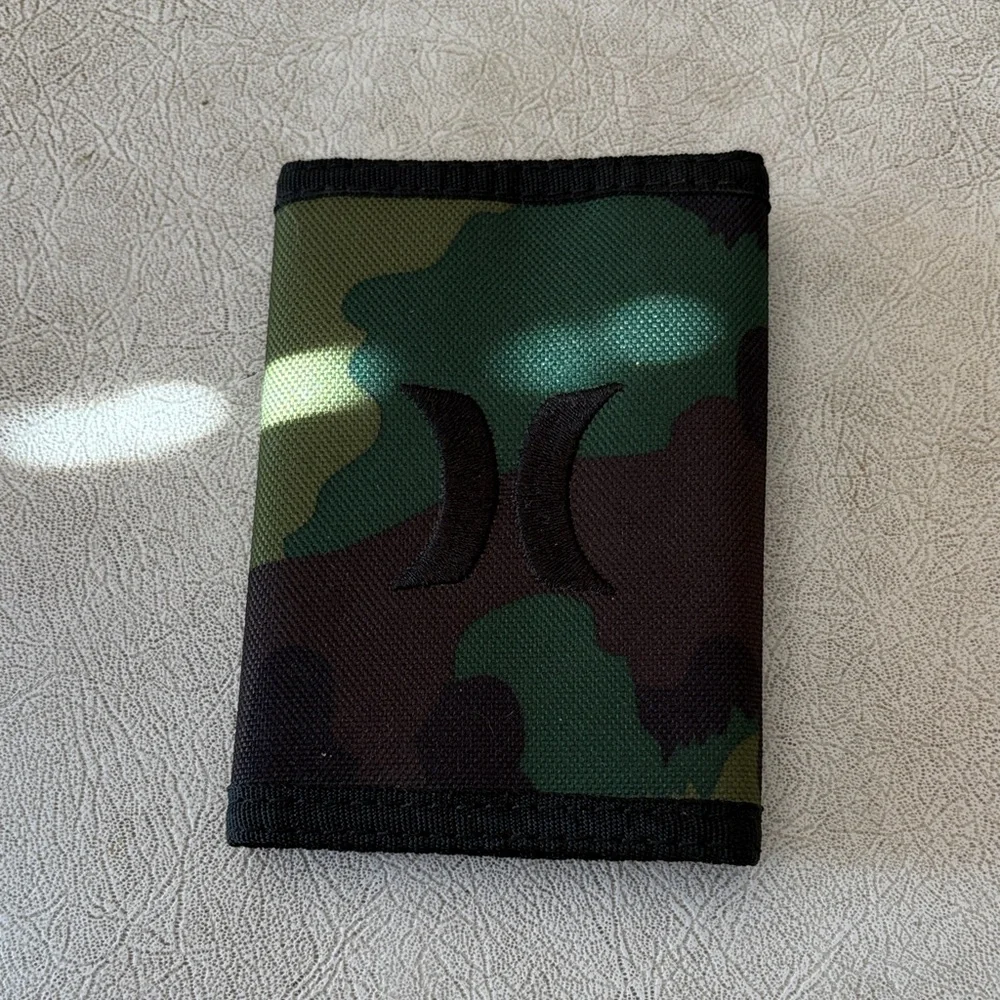 Men’s Hurley camo wallet NWOT